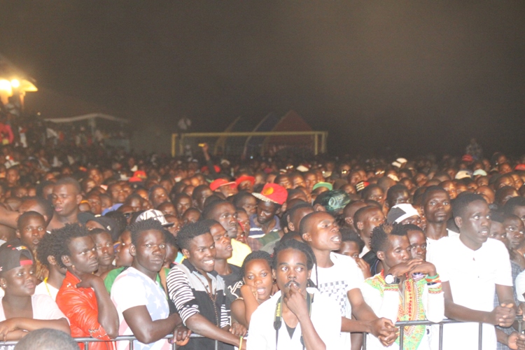 Fans in their hundreds flooded Lido Beach to watch Desire Luzinda perform.