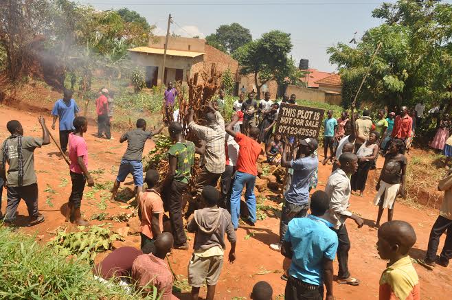 Nkumba Residents Block Kasenyi Landing Site Road
