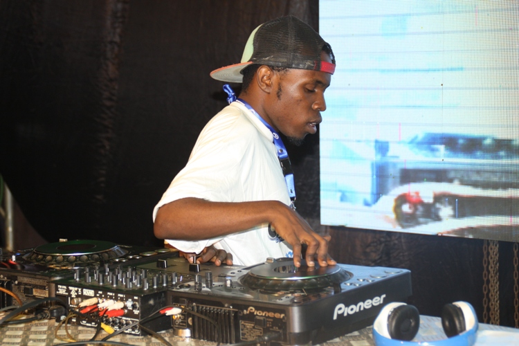DJ Isma on top of his game.