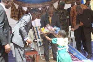 Kabaka Mutebi receives flowers from a Nakiwogo school kid.