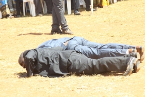 Mayor Kayanja (L) chewing dust at Kabaka Function in Nakiwogo.