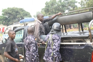 Crafty Taxi driver bungled onto police pick up truck.