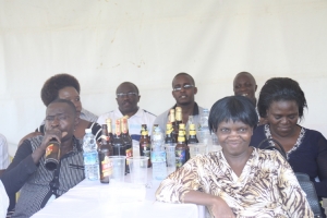 Fellas drinking like fish.