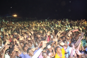 Holiday makers throwing hands in the air.