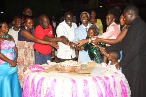 Mayor Kayanja and his team cut a cake during the christmas carol celebrations.