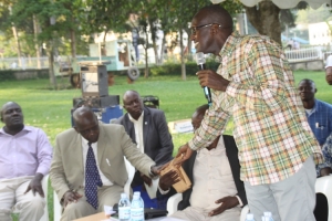 Tumukunde hands over shs20m cash to Kasamba  the Entebbe Markets chairman.