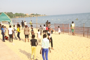 A few people turned up at Lido Beach. Barriers were placed at shores to deter people from accessing the lake.