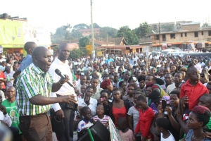Mayor Kayanja promised to fix all roads in Entebbe Municipality.
