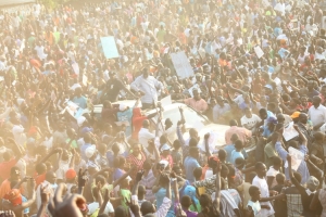 Hundreds of Supporters surrounded Besigye's motorcade.