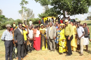 Rose Tumusiime and former Mayor Kabuye pose for a photo with Amama and Besigye supporters after defecting.