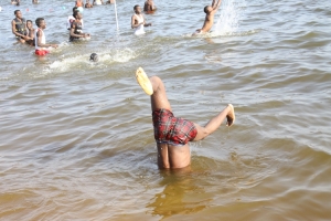 Rowdy fella playing like mad-fish in lake.