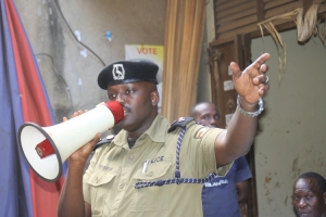 DPC Godfrey Ninsiima addressing Baita Market Vendors over the Entebbe Road Closure.