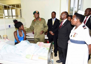 Museveni toured the newly refurbsihed Entebbe General Hospital as Dr. Muwaga (2nd from right ) looks on. 