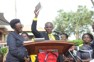 Councilor Jimmy Mutabazi takes his oath as newly elected LCIV Councilor.