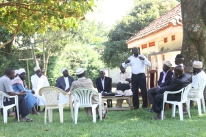 Hajji Kassim Bukenya (Standing) is leading the Entebbe Muslim Community faction. They held a meeting on Sunday over the controversial land matter.