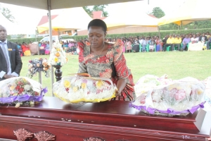 Hon. Sseninde lays her wreath.