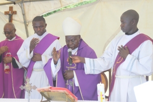 Cardinal Emeritus Emmanuel Wamala leading Mass.