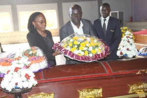 Mayor Kayanja and his wife lay their wreath.