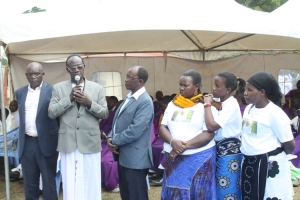 Sister Nakato's siblings Peter Ssegendo(with microphone) and family members hailed her for her outstanding contribution.