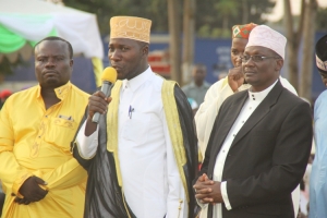 Wakiso District Khadi Sheikh Ismail Ssebagala (middle) appealed to the Muslim fraternity to remain united. He is flanked by pot-bellied Figo Matovu (right).
