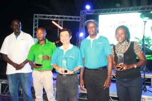 from-left-dr-twinemanzi-pros-winner-vincent-byamukama-mens-winner-shou-ta-huang-marsh-boss-latimer-mukasa-and-ladies-winner-irene-nakalembe-enjoy-a-photo-moment