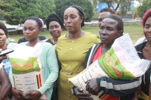 hon-tumusiime-with-some-of-the-beneficiaries-of-the-maize-seeds