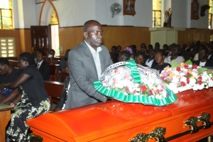 Mayor Kayanja lays a wreath on Late Abongomera's casket.