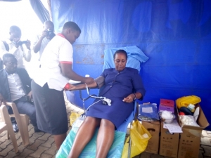 hon-tumusiime-participating-in-the-blood-donating-campaign