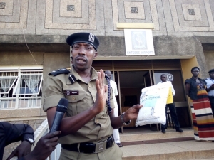 kayima-parades-the-1-1-kgs-of-narcotic-drugs-that-he-had-hidden-in-his-pants