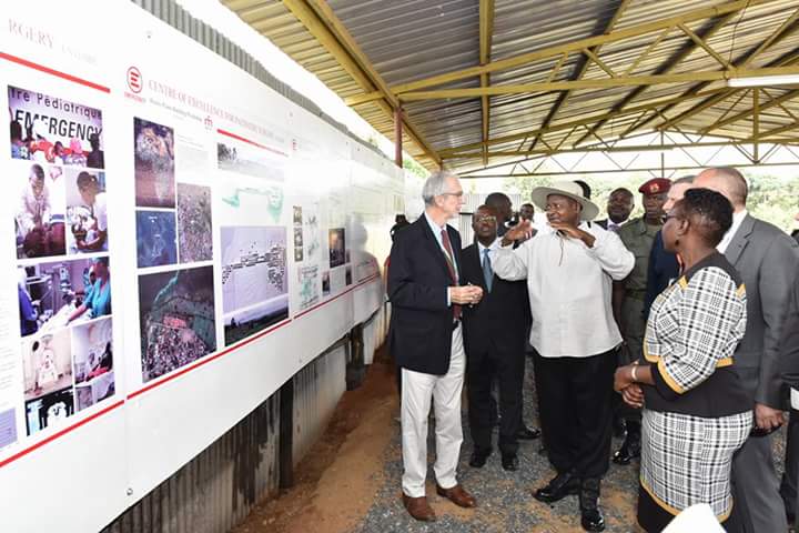 M7 Warns Against Grabbing Government Land. President Museveni looks at the architectural design for the Hospital.
