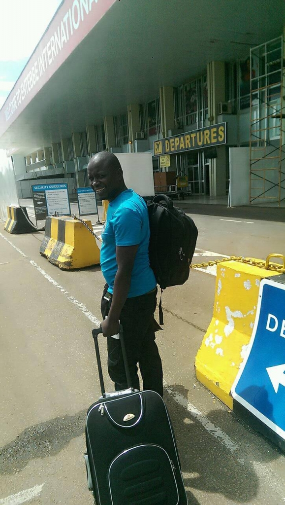 Dubai Based Kyeyo Fella Sombi Okumu Back In Town. Sombi smiling sweet and ready to board a flight to Dubai.