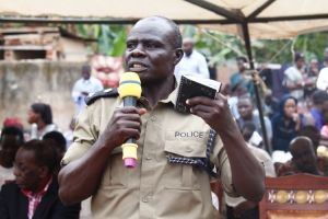 Deputy RPC KMP South Francis Tumuwesigye addressing Nkumba Central residents during a community meeting on Sunday.