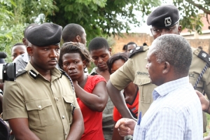 KMP South Siraj Bakaleke (L) and DPC Ninsiima listen to the husband of the deceased.