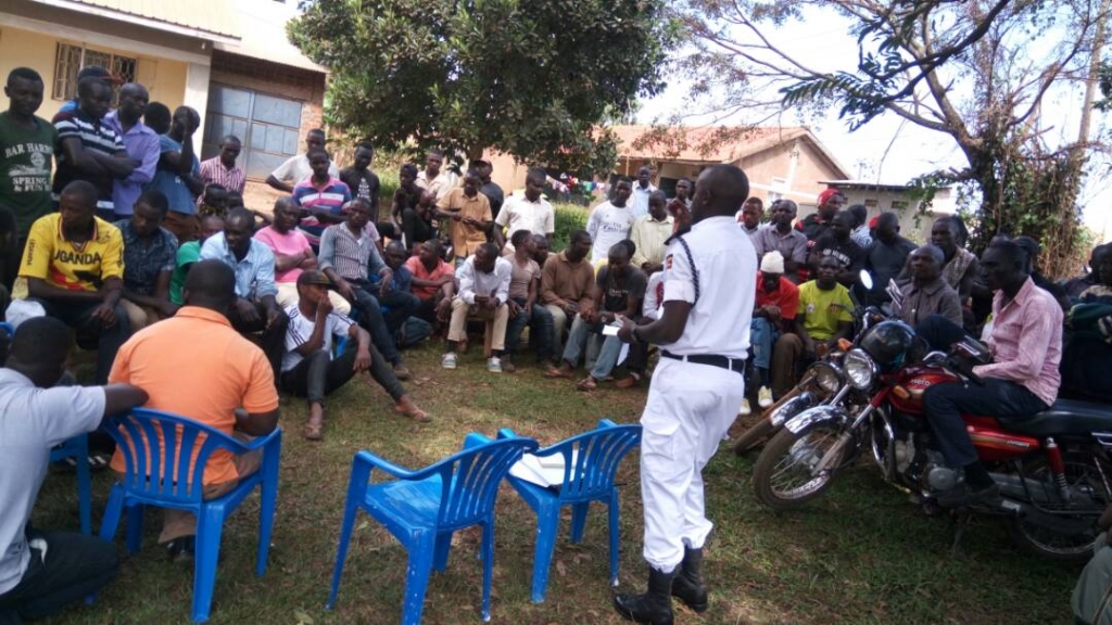 Entebbe OC Traffic Eriya Kamugisha held a meeting with Boda Boda riders and warned them against Indiscipline and reckless riding.