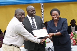 Mayor Kayanja hands over the Award to CAA's Sulaiman Kaseegu (L) during the TASO AGM on Friday.