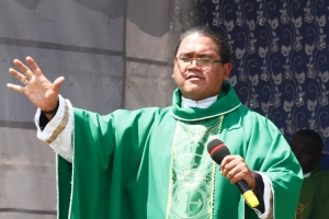 Rev. Fr. Raymond Kalanzi led a praise and worship mass.