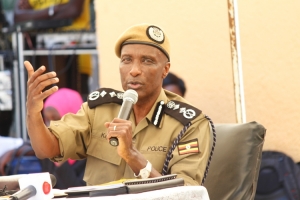 Kayihura speaking during the press conference on Thursday in Kasenyi zone, Katabi Town Council.