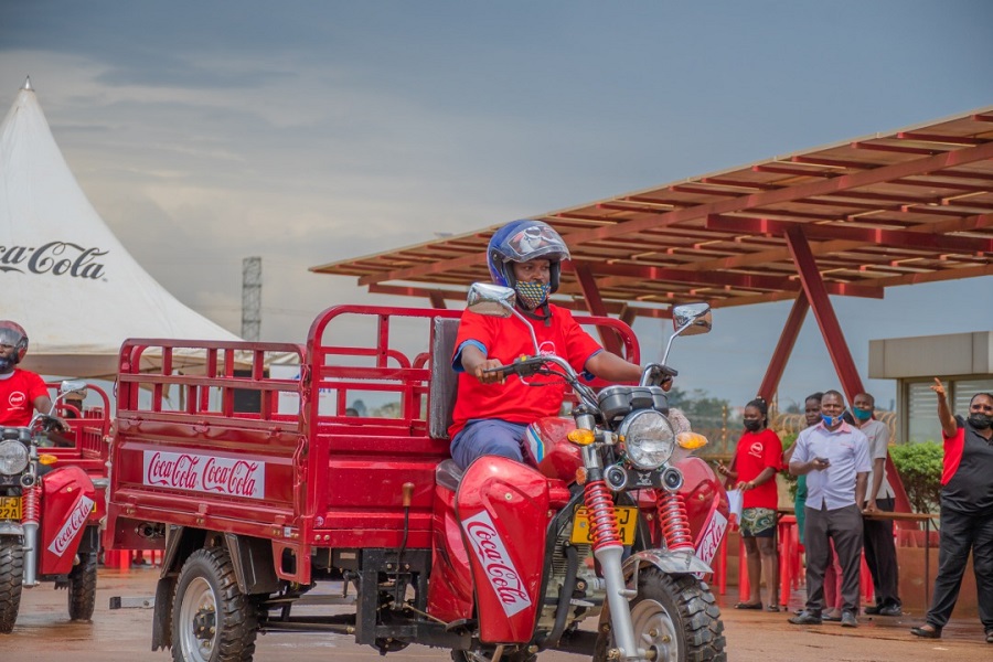 Winner recieve thier Tuk-Tuks