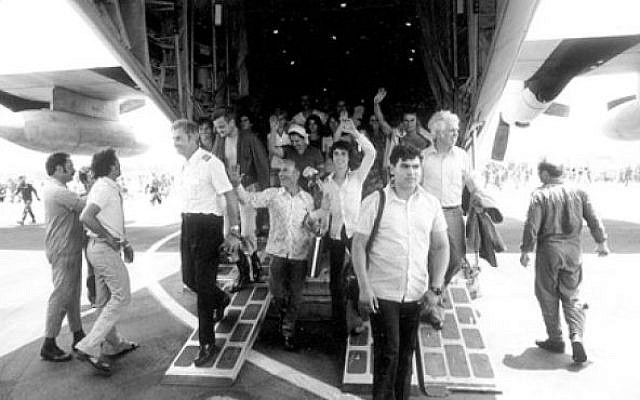 Entebbe hostages come home, July 4, 1976. (IDF archives)